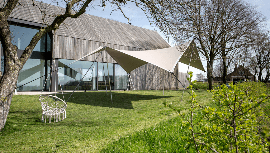 Easyflexx stretchtent lifestyle garden